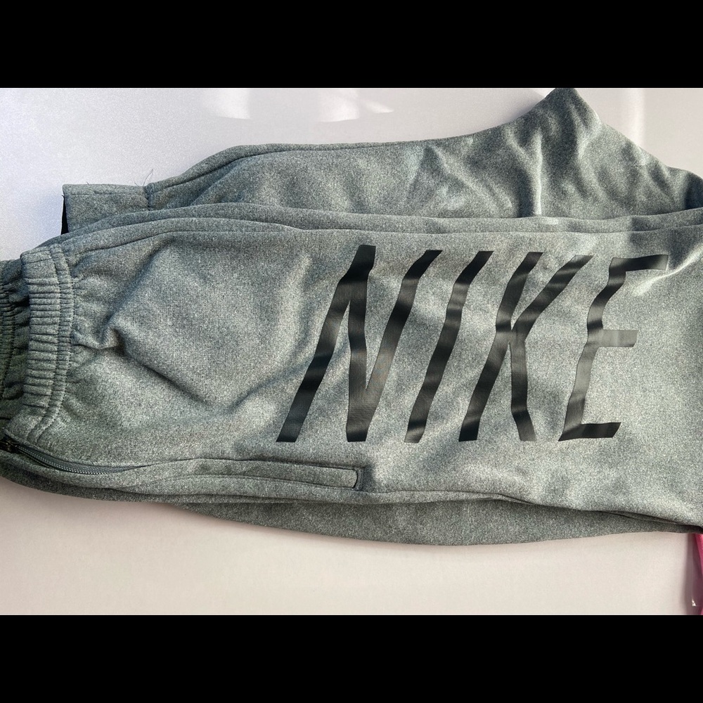 GREY ANKLE LENGHT NIKE FLEECE PANTS SIZE: S